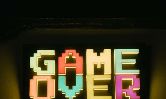 La frase "Game Over" representa los problemas de juegos bloockchain