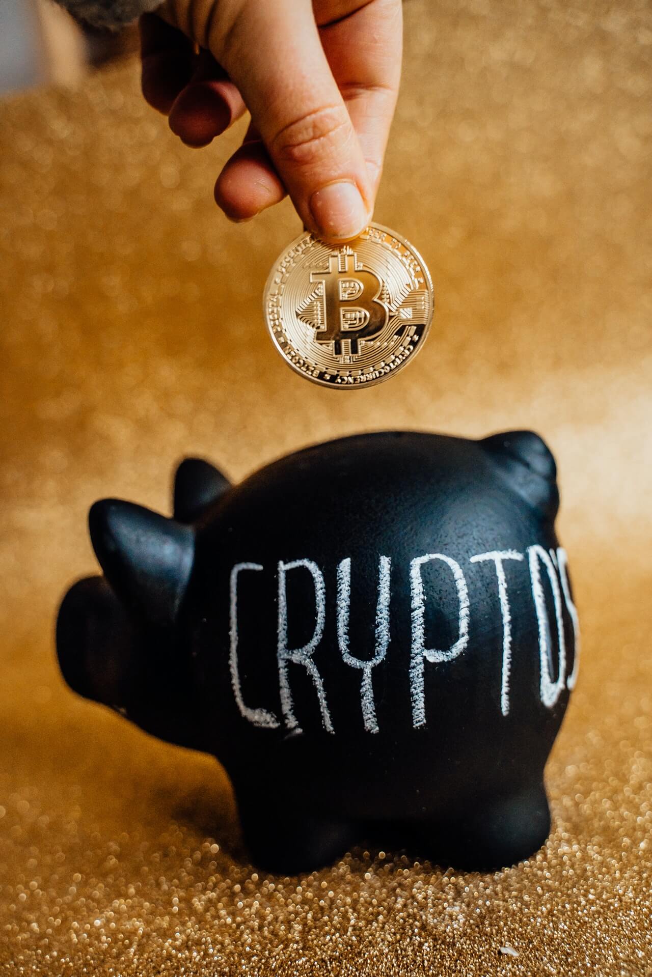 Alguien depositando una moneda de Bitcoin en un cochinito, simulando cómo funcionan los ETF Bitcoin