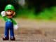 Muñeco de Luigi con el puño arriba simbolizando el triunfo de los juegos blockchain a futuro