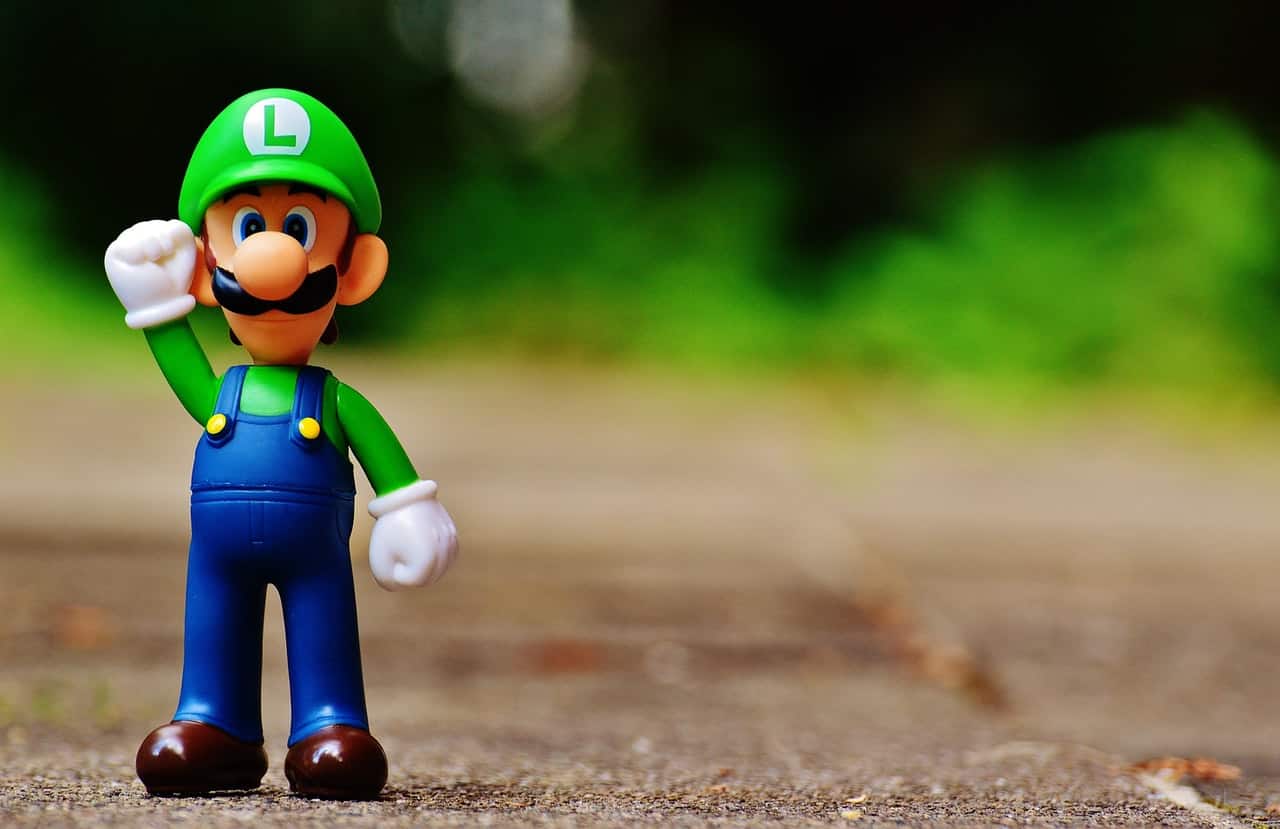 Muñeco de Luigi con el puño arriba simbolizando el triunfo de los juegos blockchain a futuro